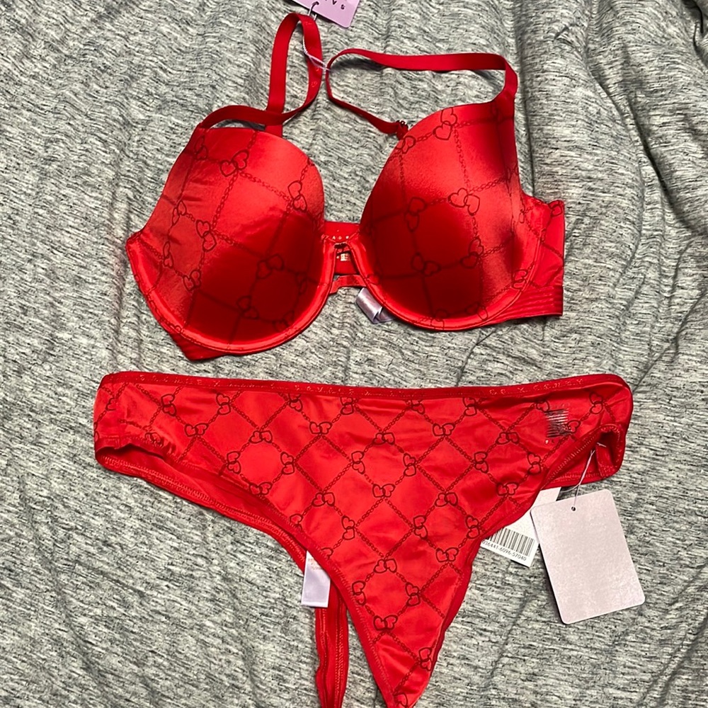 Limited Edition Savage x Fenty Valentine’s Day 2020 Bra and Panty Set
